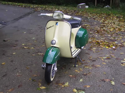 Vespa 180 Super Sport, Baujahr 1965, Frontansicht grün-creme