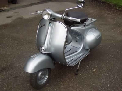 Restaurierte silberfarbene Vespa in klassischer Rundscheinwerfer-Optik
