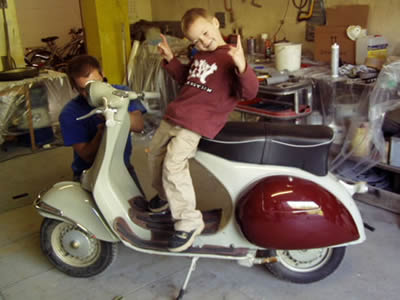 Vespa GS/3, Baujahr 1963, weiß-dunkelrot mit Kind auf dem Sitz