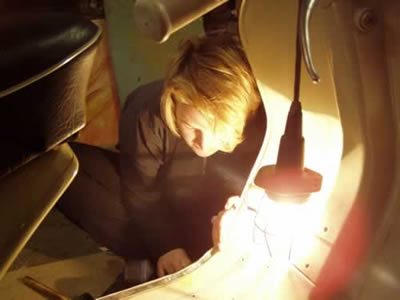 Vespa GS/3, Arbeiten in der Werkstatt bei Lampenlicht