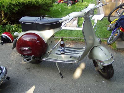 Vespa GS/3, Baujahr 1963, grau mit dunkelrotem Beiwagen