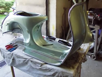 Vespa VNB während der Restauration, Karosserieteile in Grundierung