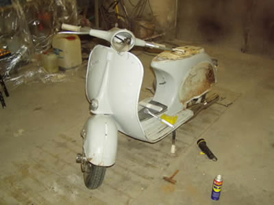 Vespa VNB6 vor der Restauration, weiße Grundierung mit Rost